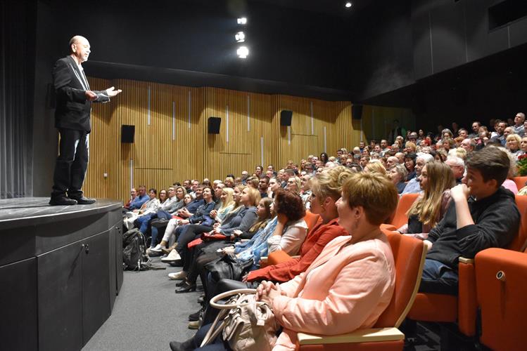 V neděli už patřila divadelní prkna místním ochotníkům