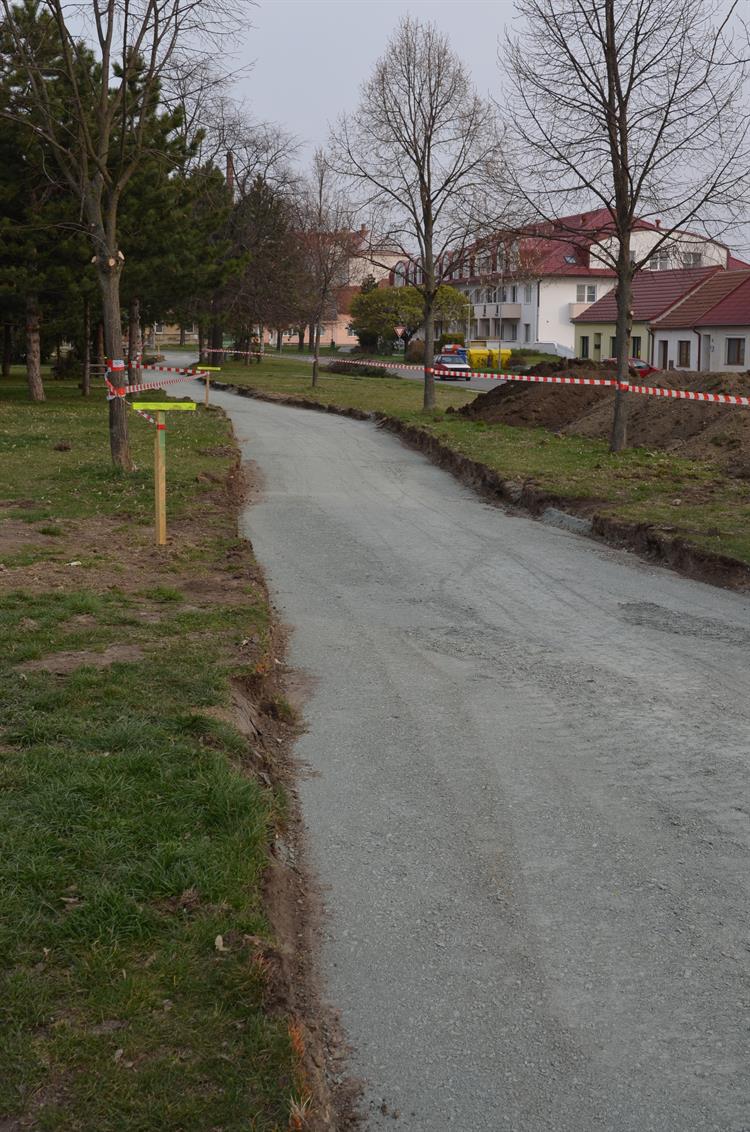 Přes park na Táborech povede cyklostezka s asfaltobetonovým povrchem široká dva a půl metru. 