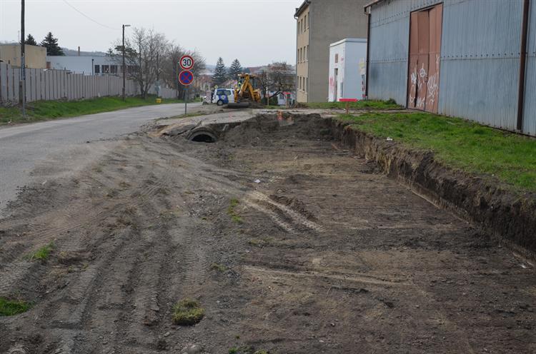 Na hranici katastru se stezka napojí na již hotový úsek od Starovic 