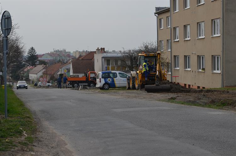 Komplikací jsou vjezdy do nemovitostí, přejezdy křižovatek nebo parkovací místa. 