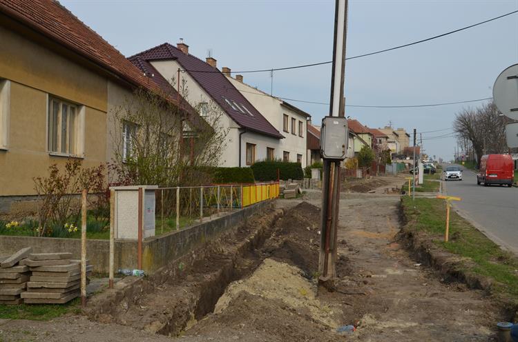 Je také třeba pokácet stromy, přeložit sloupy nadzemního vedení nebo přesunout stávající dopravní značení. 