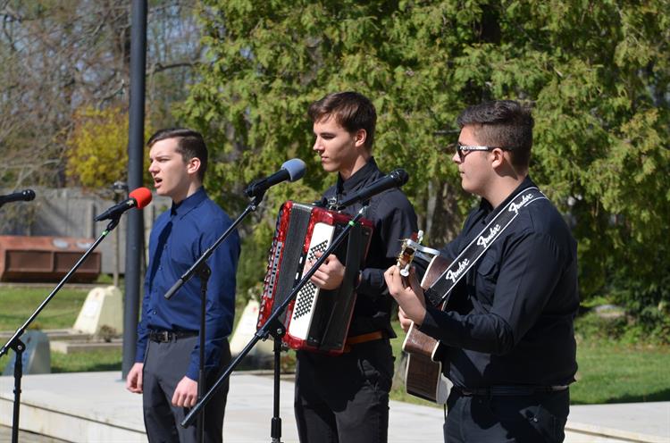 Studenti Gymnázia T.G.Masaryka zazpívali za doprovodu harmoniky a kytary dvě kozácké písně.