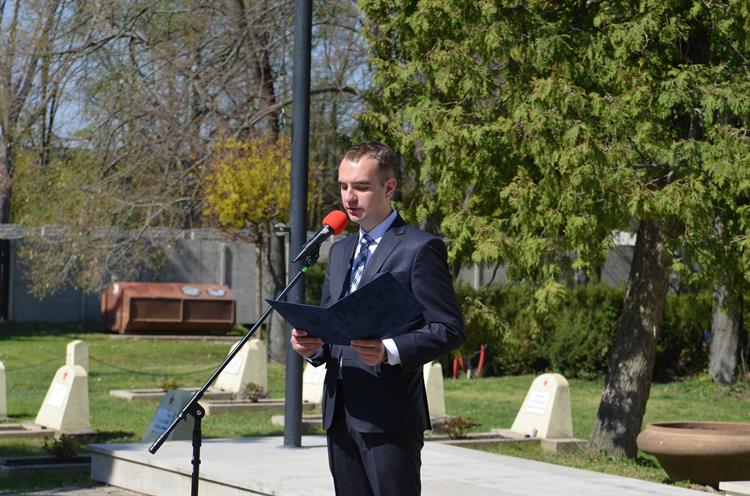 Atašé generálního konzula Ruské federace Artyom Indyčenko poděkoval městu Hustopeče i všem, kteří pečují o hroby padlých.