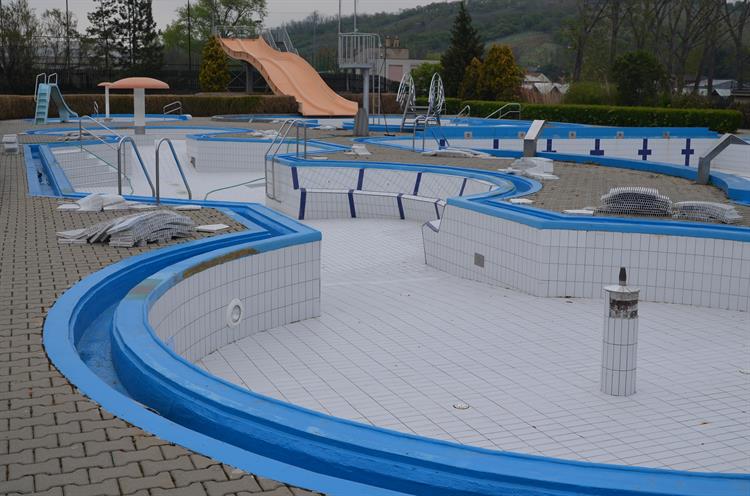 Bazény jsou po zimě vypuštěné a opravují se přelivové hrany a odtokové žlaby.
