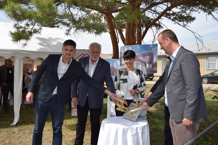 Základní kámen nové výjezdové základny záchranky v Hustopečích slavnostně poklepali zástupci Jihomoravského kraje, záchranky i dodavatele stavby