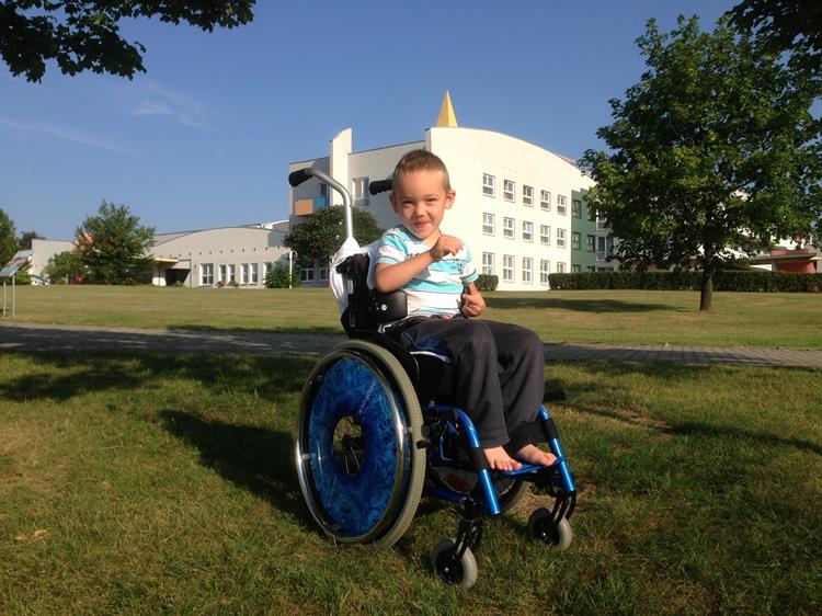 Garikovi slouží k pohybu  invalidní vozík. Cílem je, aby se naučil chodit o berlích.