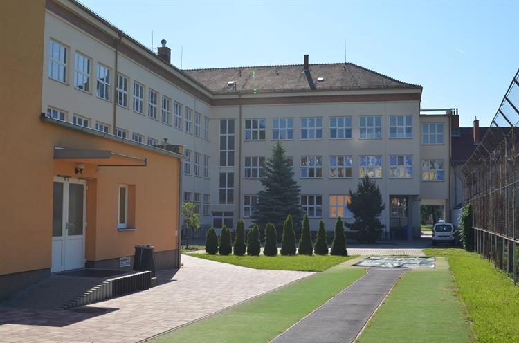 Ve dvorním traktu ZŠ Nádražní se přes prázdniny budou instalovat venkovní žaluzie.