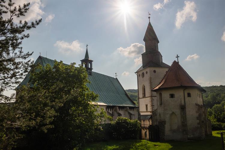 Dominantou Kurdějova je gotický kostel.