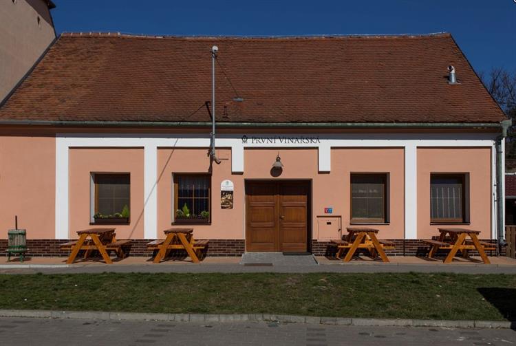 První zastávka v Hustopečích je ve vinařství 1. vinařská v Herbenově ulici