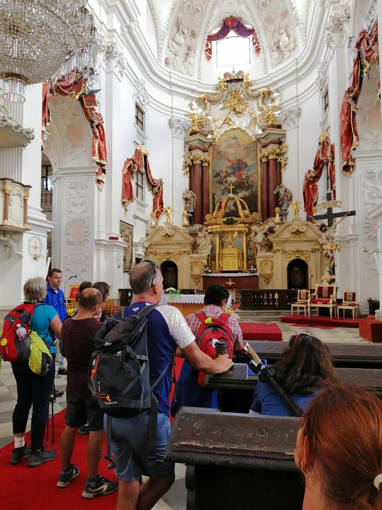 Během dne měli zastávky u různých kostelů, kaplí a křížů, kde se společně pomodlili.