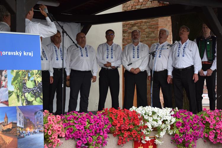 O zahájení se postarali místní mužáci zpívanou hymnou