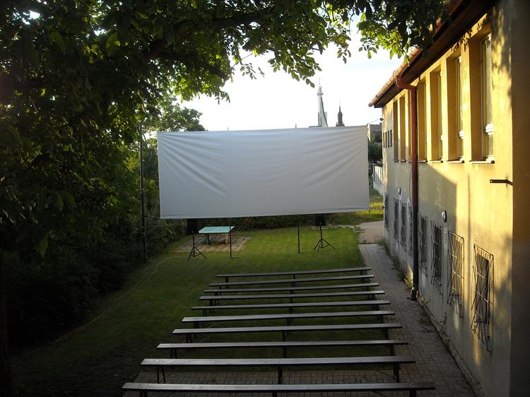 Letní kino má v Hustopečích svou tradici, pod ořech za M-klubem se přestěhovalo ze dvora  Základní školy Komenského.