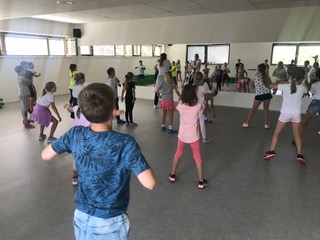 Účastníci příměstských táborů mají jako jedni z prvních možnost užít si a vyzkoušet nové prostory CVČ Pavučina, Dance Camp pak obzvláště taneční sál, ze kterého jsou děti i lektoři nadšení.