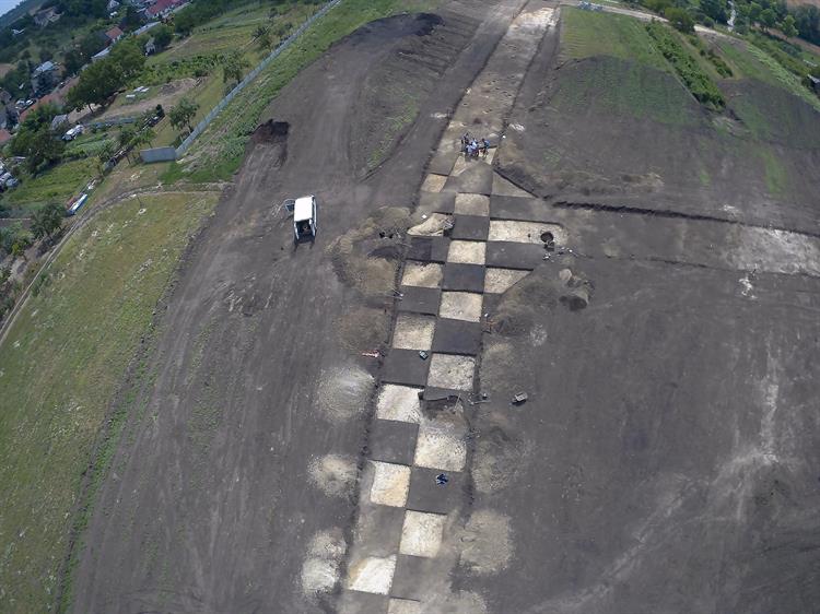 Záběry na naleziště z dronu