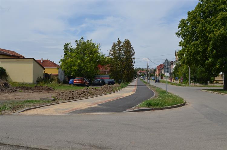 Součástí zakázky za téměř 9 milionů korun je i svislé a vodorovné dopravní značení, které by mělo být hotové do konce srpna. 