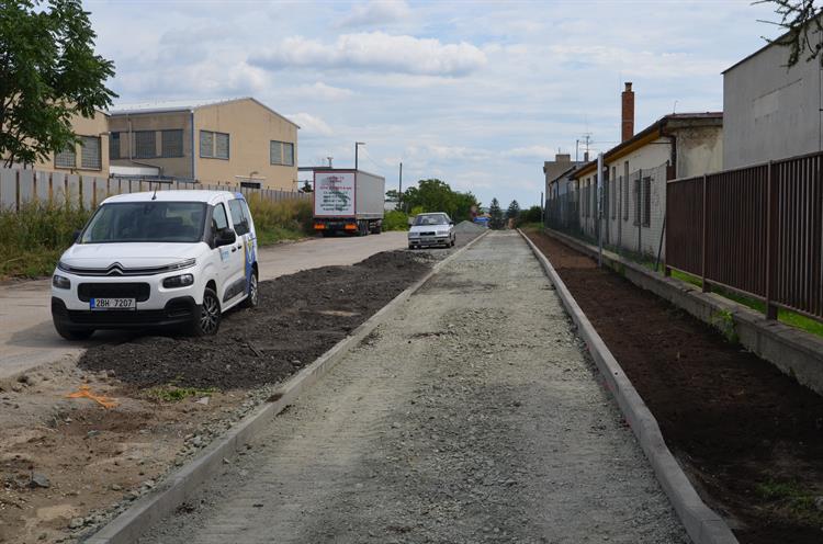 V úseku od ulice Mírové po napojení na starovickou část cyklostezky pokládali dělníci asfalt  až začátkem srpna, protože zde bylo nejprve potřeba vybudovat přípojky vody a plynu. 