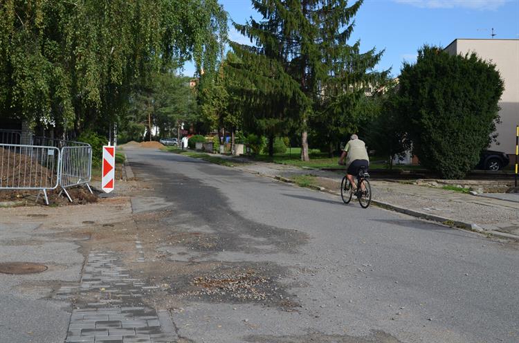 Zhotovitelská firma Stavby Rufa nemohla pokračovat v budování nových chodníků, protože musela počkat, až jiné firmy dokončí rekonstrukci vodovodu a plynovodu v ulici U Větrolamu a Údolní, která se zhruba o měsíc zdržela.