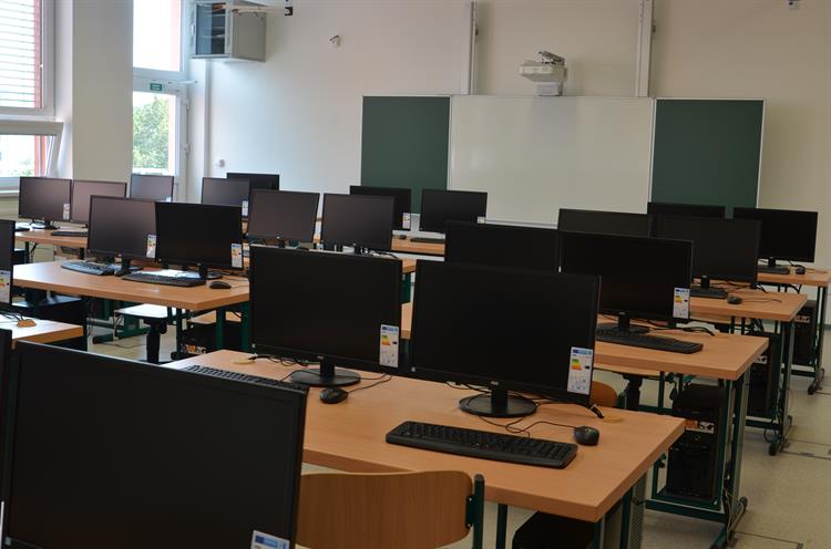 Nad učebnou přírodopisu je nová učebna digitálních technologií. 