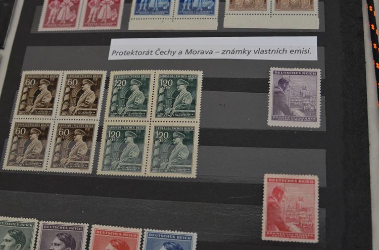 Známky zrcadlí významné události z dějin státu, v období okupace vyšla známka, na které Adolf Hitler shlíží z Pražského hradu.
