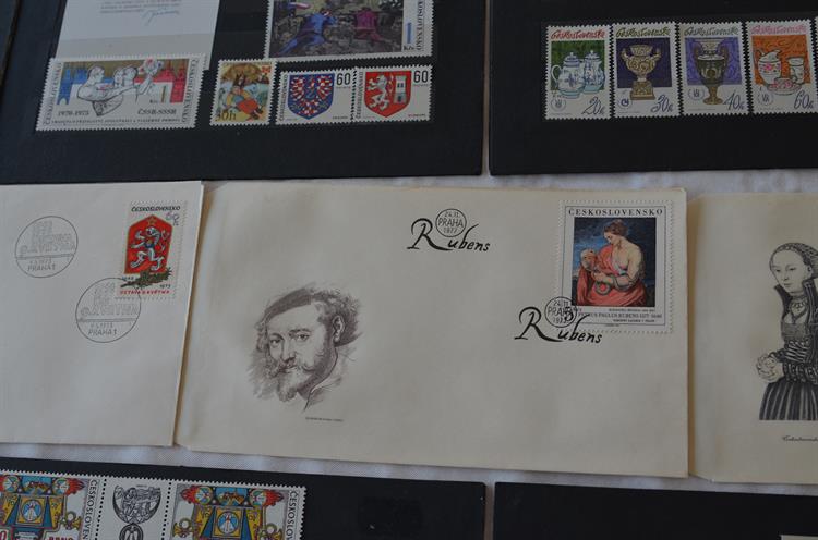 Úvod expozice je věnován ukázkám různých forem známkové tvorby, vystaveny jsou i obálky prvního vydání.