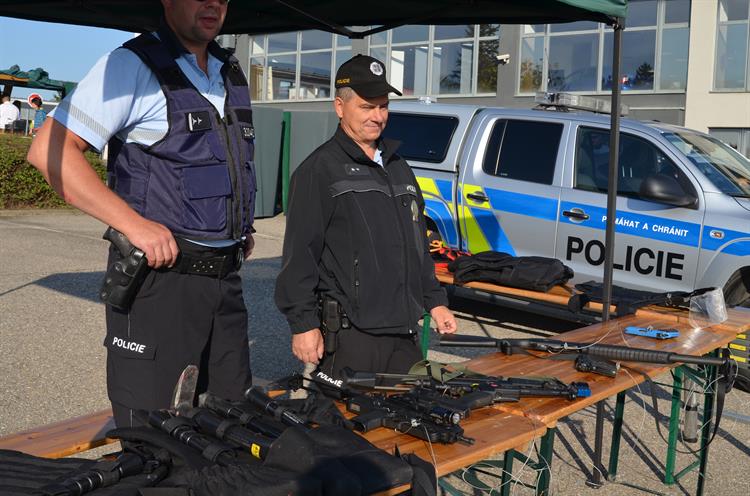 Pořádková policie ukázala rozličné zbraně.