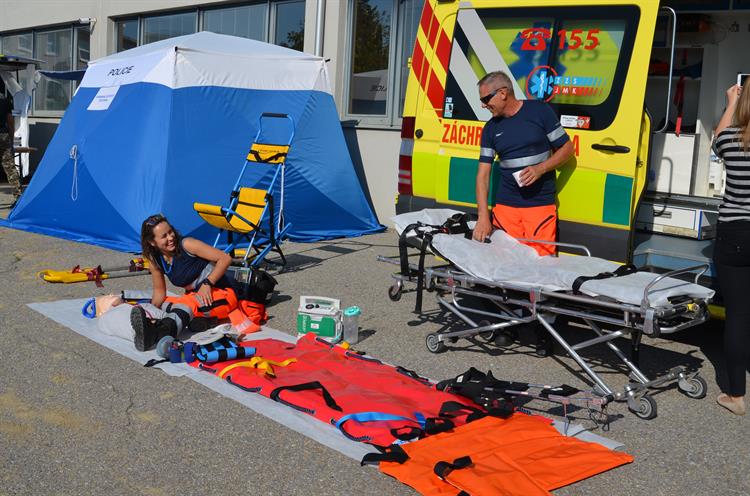 U záchranky se děti mohly podívat do sanitky a vyzkoušet si resuscitaci s přístrojem pro defibrilaci, který je určený pro pro laickou laickou veřejnost. 