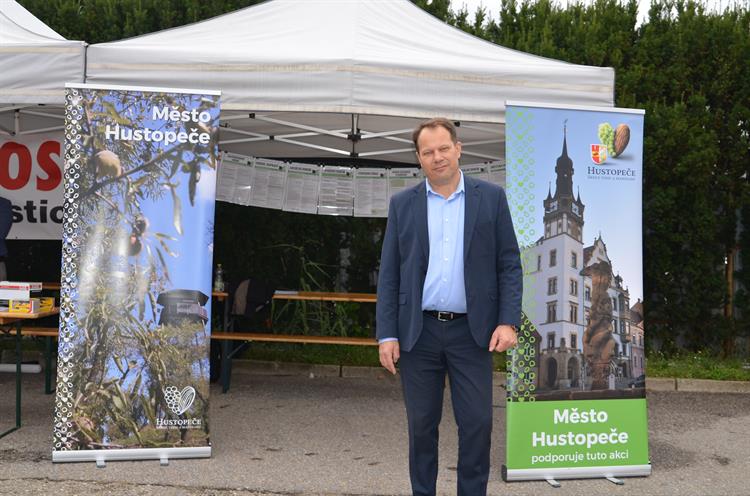 Významným zaměstavatelem je i Městký úřad Hustopeče. Pracuje tu kolem stovky lidí.