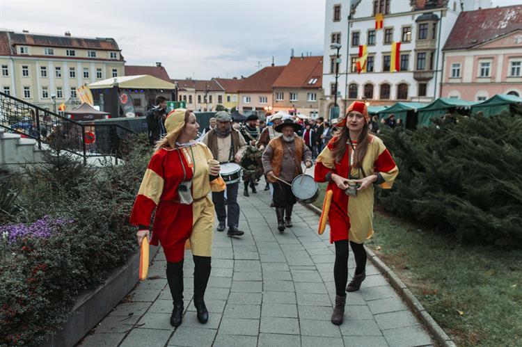 Nálsedně se Horenská rada a Burčáková policie vydaly otevírat jednotlivé mázhausy