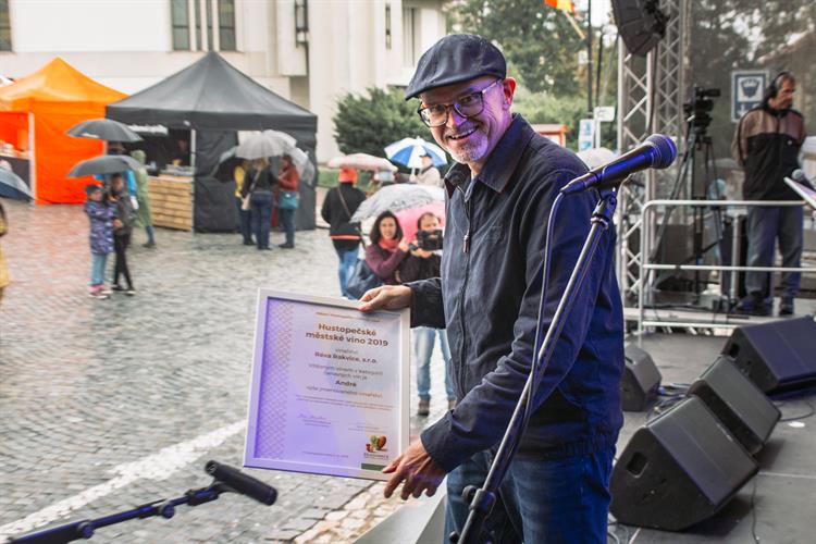 Před jedenáctou hodinou dopolední paní starostka přivítala na pódiu zástupce z vinařství, jejichž vína se nově pyšní titulem Hustopečské městské víno. Byla to Réva Rakvice...