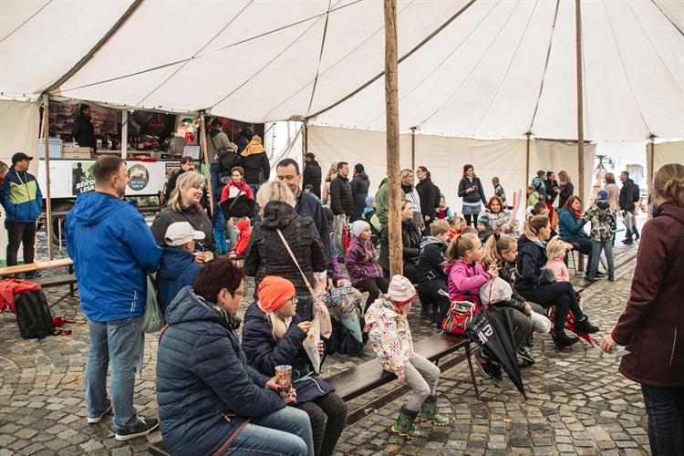 V šapitó pod starou poštou se celý den bavily děti.