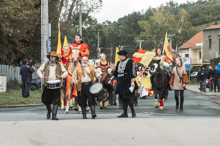 V půl druhé odpoledne vyrazil od Pavučiny historický průvod.