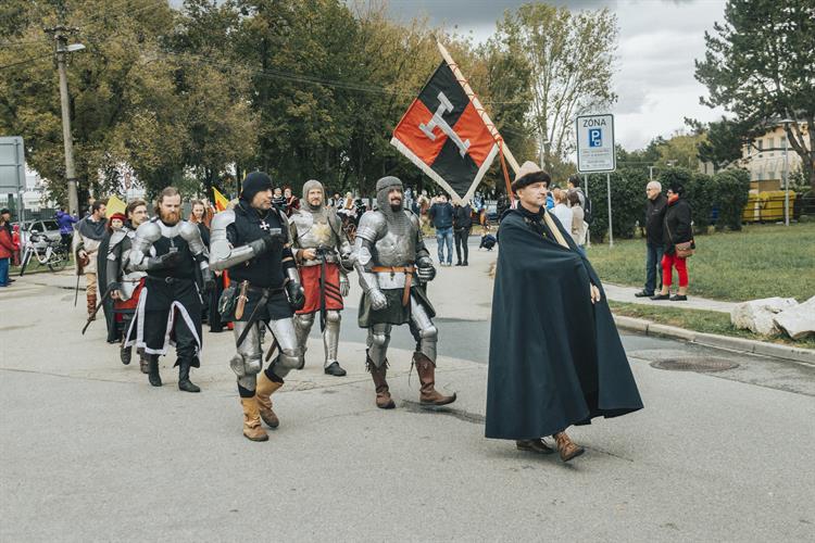 Zařadili se do něj dámy, pážata, rytíři, měšťané, zástupci řemeslných cechů a nechybělo zvířectvo.