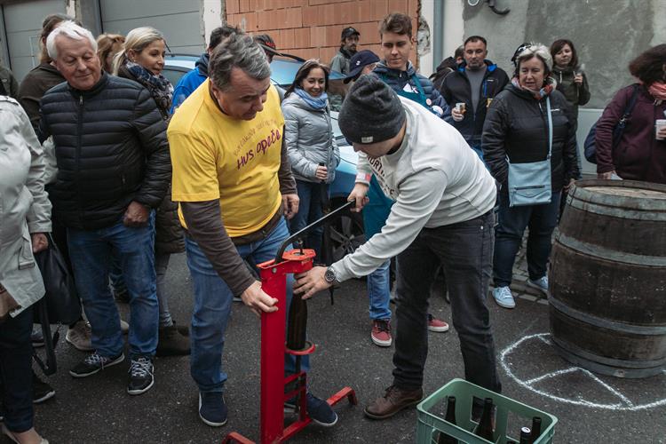 Kromě válení sudu museli soutěžící odvážlivci zašpuntovat láhev.