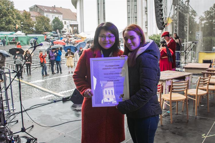 Titulem Hustopečské městské víno se bude moci po následující rok pyšnit z bílých odrůd ryzlink rýnský z Vinného sklepa U Otáhalů