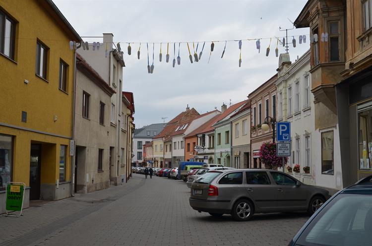 V centru města se začátkem října objevila neobvyklá instalace. Na Mrštíkově ulici visela šňůra s řadou párů domácí obuvi. 