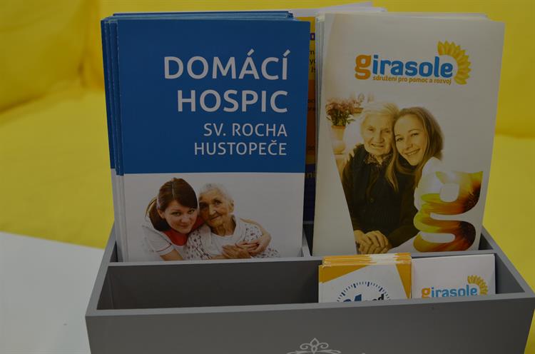 Oproti ošetřovatelké péči nebo osobním asistentkám má mobilní hospic výhodu v multidiscilplinárním složení týmu, své zázemí má hustopečský Domácí hospic svatého Rocha v prostorách polikliniky na Hybešově ulici.