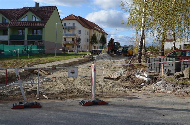 V říjnu se začala budovat dlouho očekávaná komunikace, která propojí ulici Generála Peřiny a Údolní. 