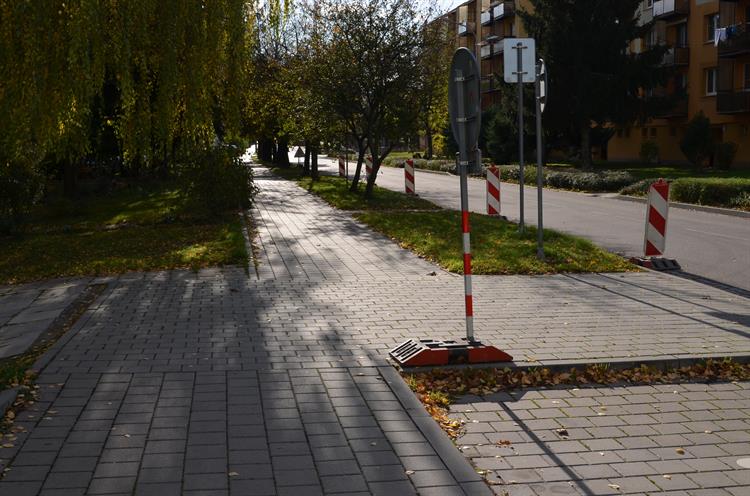 Před domem č.p. 1,3 na ulici Svatopluka Čecha do konce roku vznikne sedm a v zadní části osm míst k parkování. 