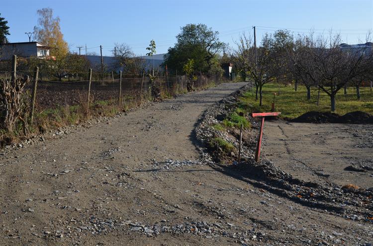 Součástí výstavby parkoviště je i příjezdová komunikace od vinařství Starý vrch, která bude asfaltová.