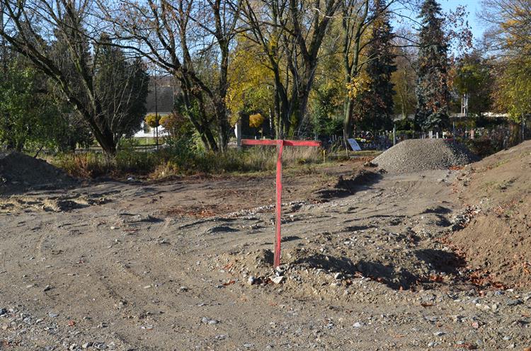 K urnovému háji se z parkoviště dostanete po novém přístupovém chodníčku ze zámkové dlažby.