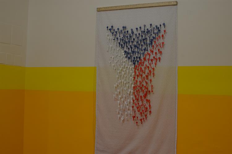 Postupně během jednoho týdne žáci druhého stupně  ZŠ Komenského vytvářeli originální objekt ve tvaru české vlajky z asi 300 klíčů. 