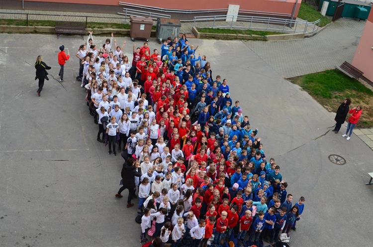 Na závěr sametového týdne uspořádali na ZŠ Komenského happening, během kterého žáci prvního stupně vytvořili na dvoře školy živou trikolóru a poté zazpívali známou Hutkovu píseň Náměšť a českou státní hymnu.