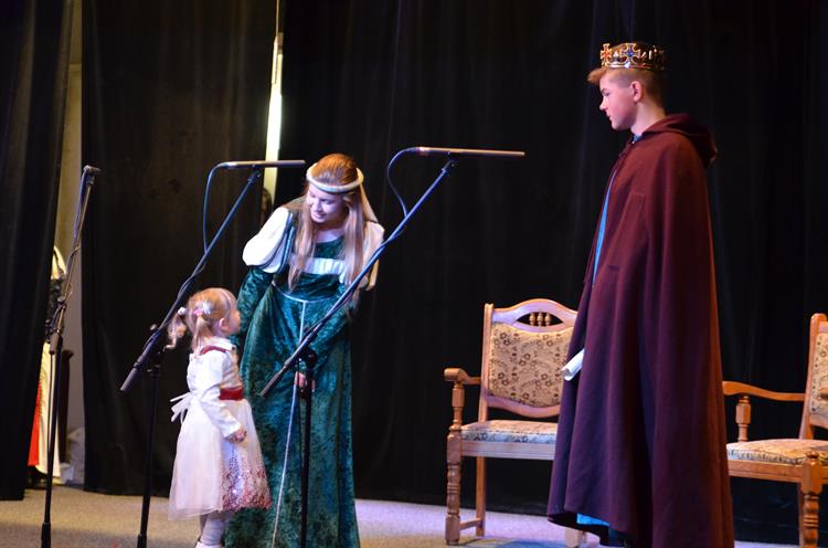 V první scéně vystupovala malá Anežka se svými rodiči, Přemyslem Otakarem I. a královnou Konstancií.