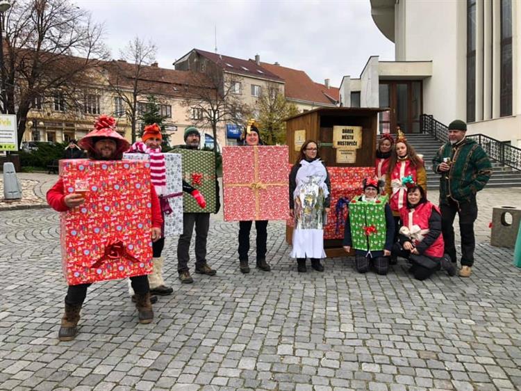 Spolek Všehoschopných vytasil tvrdé úplatky ve formě darů.