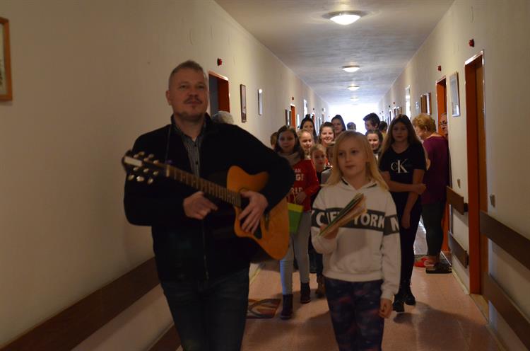 Malé zpěváky vedl pan učitel Míchal, který na ZŠ Komenského učí hudební výchovu.