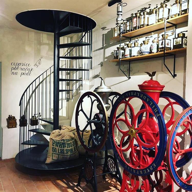Jedna z největších sbírek kávových strojů, pražiček a mlýnků v Evropě čítá na 500 exponátů. Zdroj: Café Fara