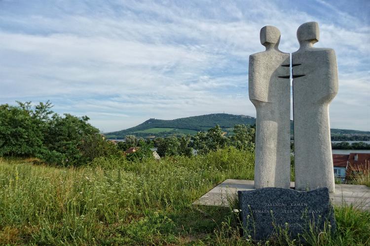 Sousoší připomíná příchod slovanských věrozvěstů ze Soluně na Moravu i první západoslovanský stát.