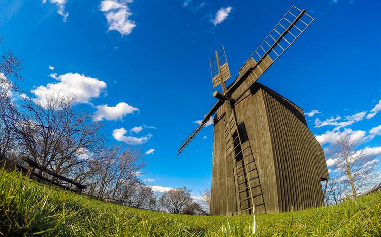 Nad dvacet kilometrů vzdáleným městečkem Klobouky u Brna se tyčí dominanta kraje a cenná technická památka, starý dřevěný větrný mlýn německého typu. Zdroj: Klobouky u Brna