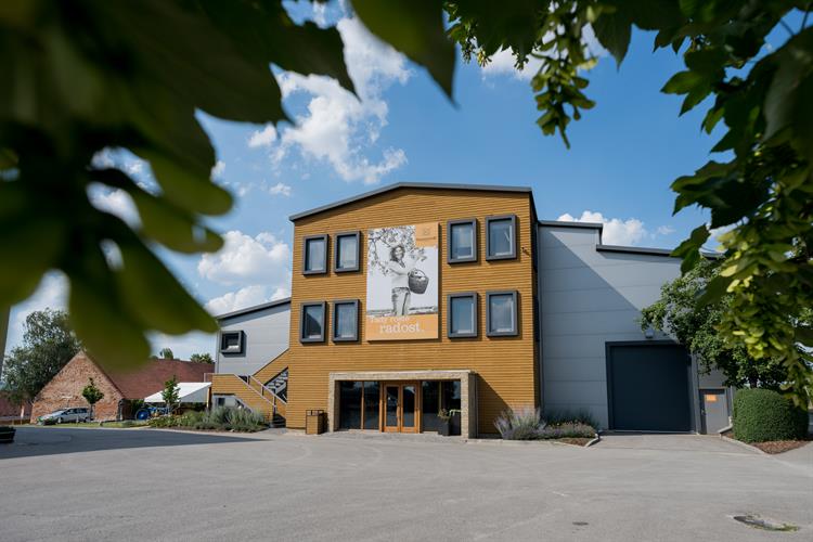 Firma Sonnentor se nachází na nejvyšším kopci malebné vinařské obce Čejkovice a je otevřena celoročně. Zdroj: Sonnentor Čejkovice