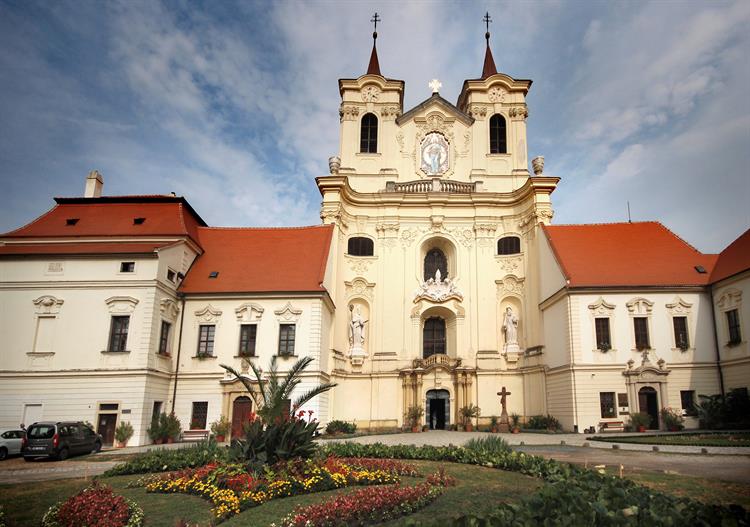 Klášter v Rajhradě u Brna patří mezi nejstarší a nejznámější kláštery na Moravě. Dnes zde můžete navštívit opatský chrám sv. Petra a Pavla a Památník písemnictví na Moravě s historickou knihovnou. Zdroj: Benediktinské opatství